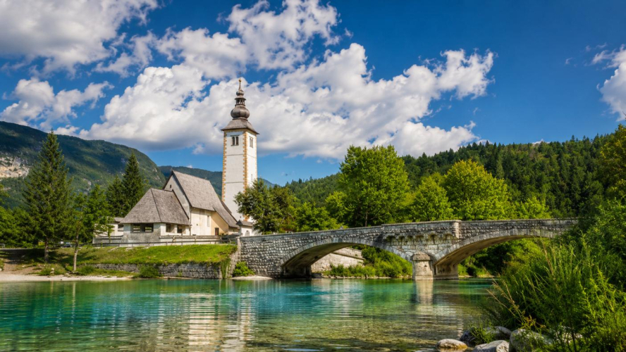 Crkva svetog Janeza Krstitelja i kameni most uz Bohinjsko jezero
